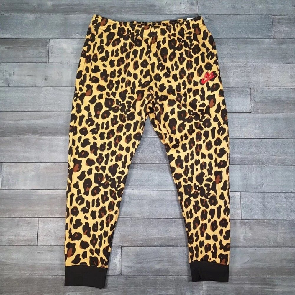 NEw NIKE Sportswear Club Fleece Tapper Jogger Pants Mens Size XL Leopard FB9…